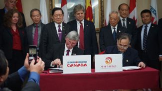 China-Delegation---Al-Paterson--Jia-Youling-Signing-MOU